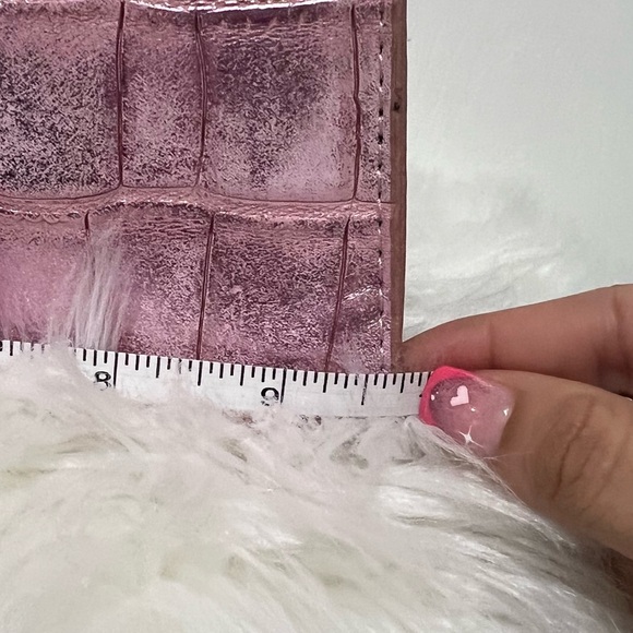 💗 *NEW* Pink Iridescent Croc-Embossed Handbag - Picture 6 of 8